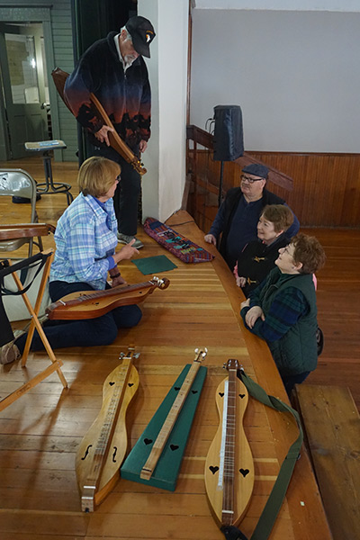 Presentation of mountain dulcimers