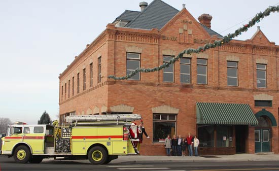 Santa & Elf arrive at Harrington Opera House