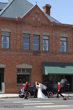 Wedding photogrphy in front of H. Opera House